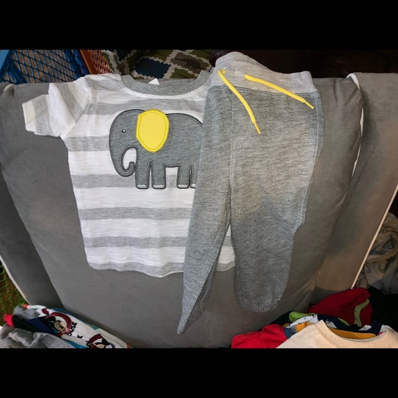 LOT OF BOYS CLOTHES - Picture 2 of 3